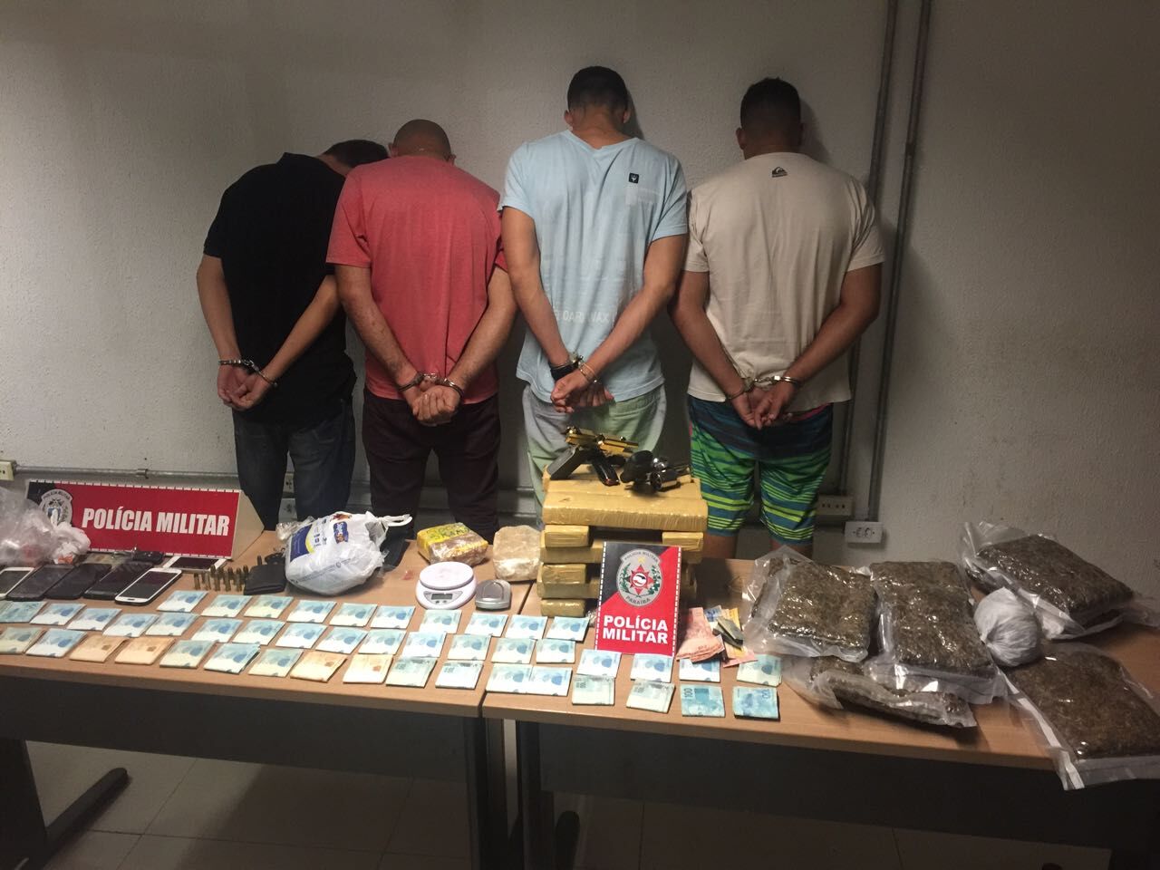 Polícia prende grupo com mais de 10 kg de drogas e armas no Carrefour dos Bancários Polícia prende grupo com mais de 10 kg de drogas e armas no Carrefour dos Bancários