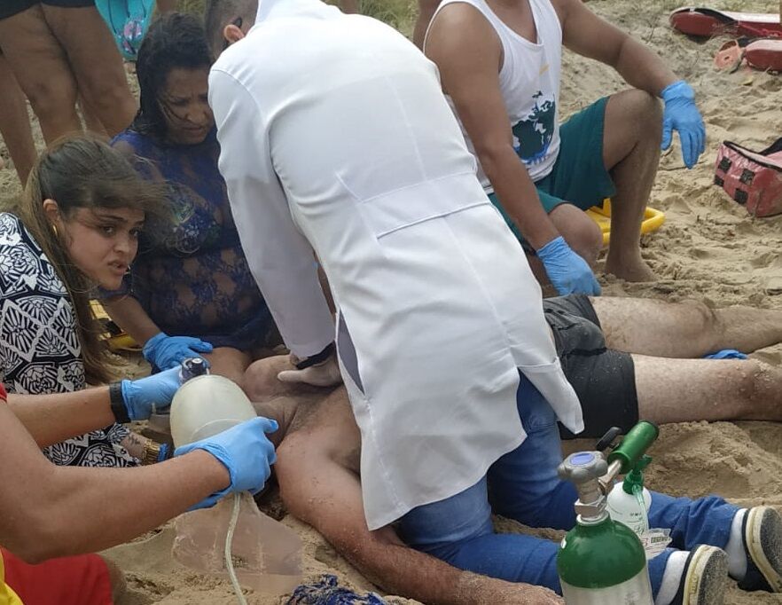 Três pessoas sofrem afogamento em praia de Baía da Traição Três pessoas sofrem afogamento em praia de Baía da Traição