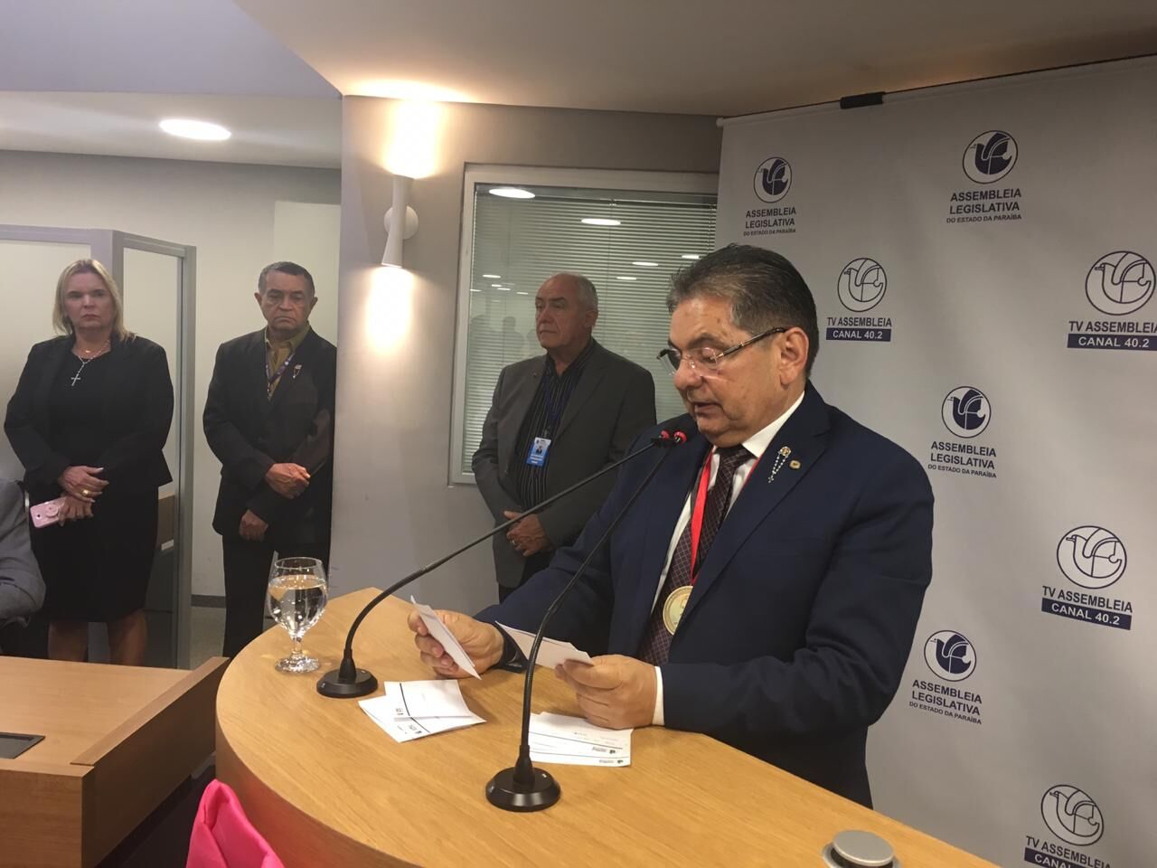 Adriano Galdino recebe medalha Epitácio Pessoa e celebra aniversário na ALPB