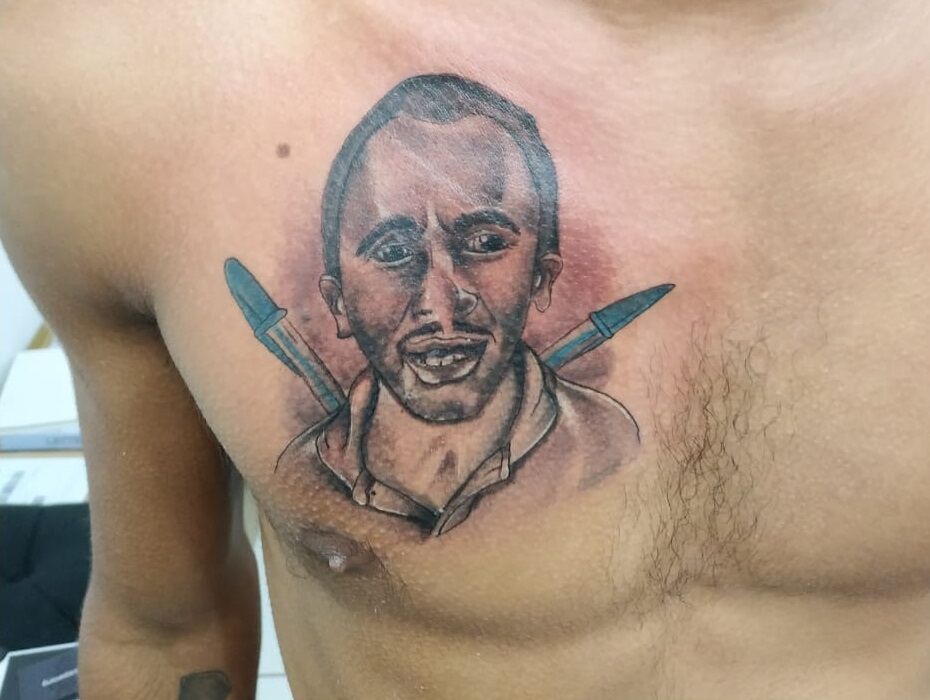 Homem tatua homenagem ao hit "Caneta Azul" em Campina Grande Homem tatua homenagem ao hit "Caneta Azul" em Campina Grande