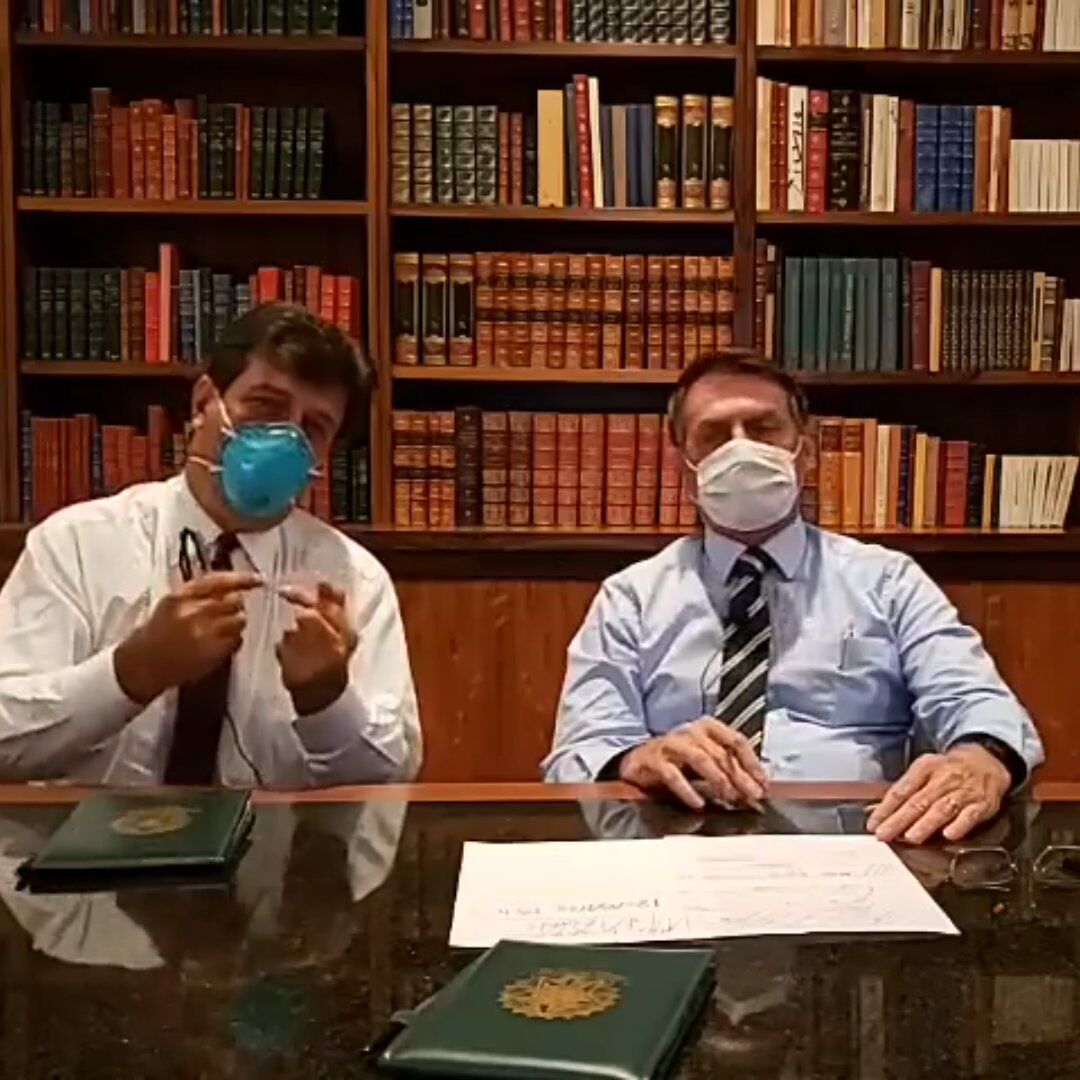 Bolsonaro faz live usando máscara e fala em adiar manifestações de domingo