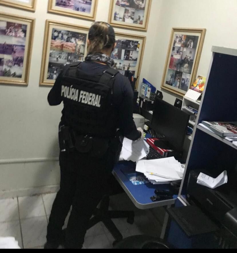 Operação Famintos: delegado revela que Polícia Federal apreendeu documentos, computadores e celulares e que serão analisados para próximo passo da investigação Operação Famintos: delegado revela que Polícia Federal apreendeu documentos, computadores e celulares e que serão analisados para próximo passo da investigação