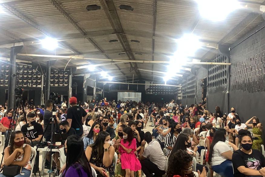 Em dia de inauguração, igreja da pastora Renallida é alvo de denúncias e fechada devido a aglomeração Em dia de inauguração, igreja da pastora Renallida é alvo de denúncias e fechada devido a aglomeração