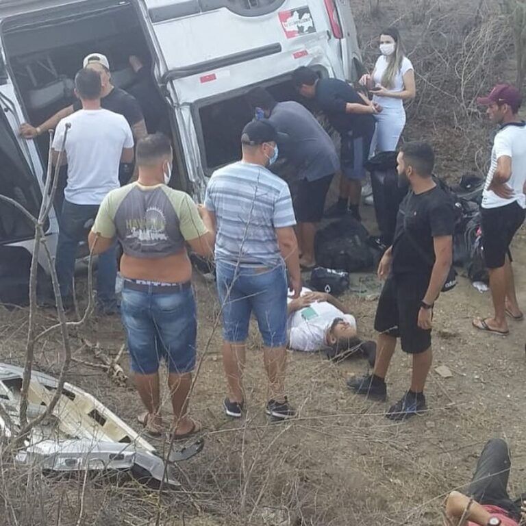 Quatro integrantes da banda de Gusttavo Lima e motorista de carro são levados para o Trauma de Campina Grande após acidente Quatro integrantes da banda de Gusttavo Lima e motorista de carro são levados para o Trauma de Campina Grande após acidente