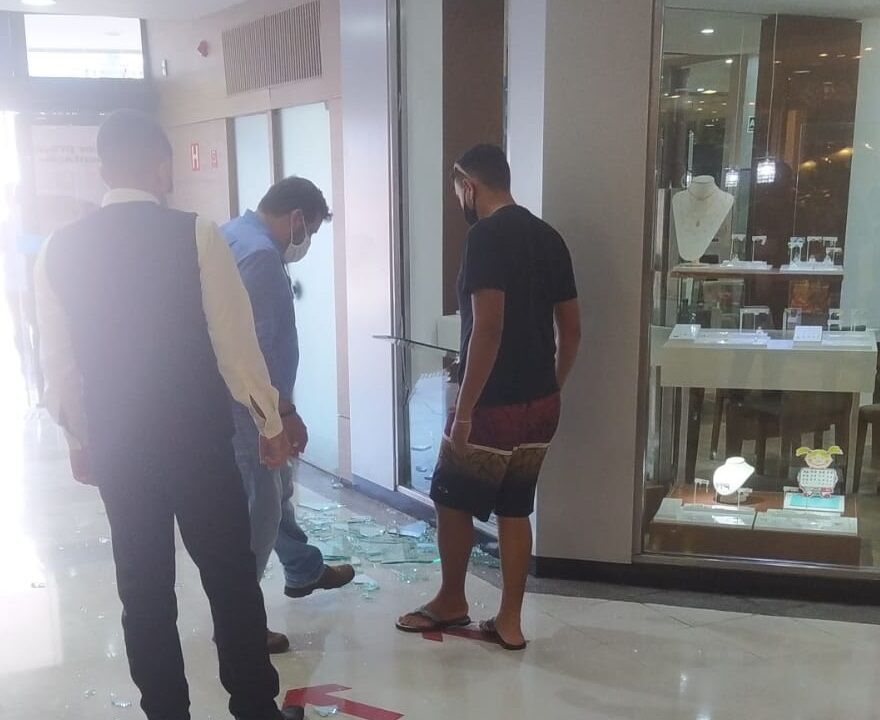 Grupo de assaltantes invade loja em shopping de João Pessoa e troca tiros com polícia Grupo de assaltantes invade loja em shopping de João Pessoa e troca tiros com polícia