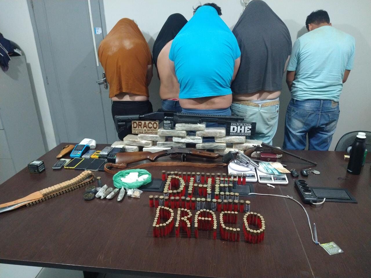 Polícia prende suspeitos de tráfico e apreende drogas e armas no Sertão da Paraíba Polícia prende suspeitos de tráfico e apreende drogas e armas no Sertão da Paraíba