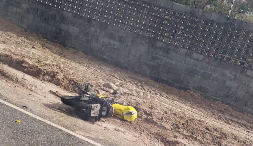 Acidente deixa uma pessoa morta e outra ferida na PB-008, em João Pessoa Acidente deixa uma pessoa morta e outra ferida na PB-008, em João Pessoa