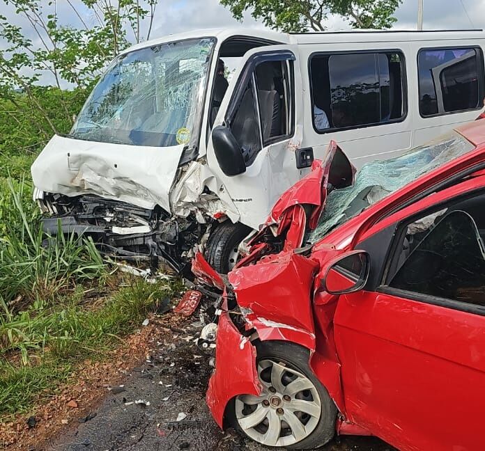 Acidente entre carro e van deixa mais de 15 feridos em rodovia na Paraíba Acidente entre carro e van deixa mais de 15 feridos em rodovia na Paraíba