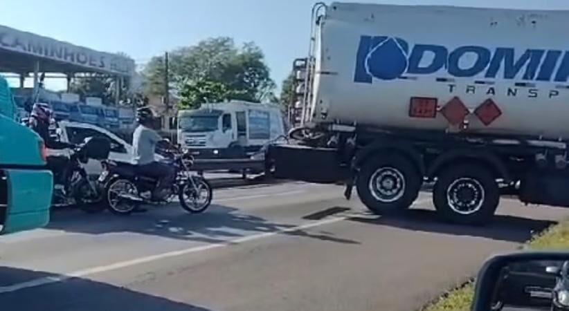 Carreta quebra no meio da BR-101, interdita toda a pista e provoca congestionamento, em João Pessoa Carreta quebra no meio da BR-101, interdita toda a pista e provoca congestionamento, em João Pessoa