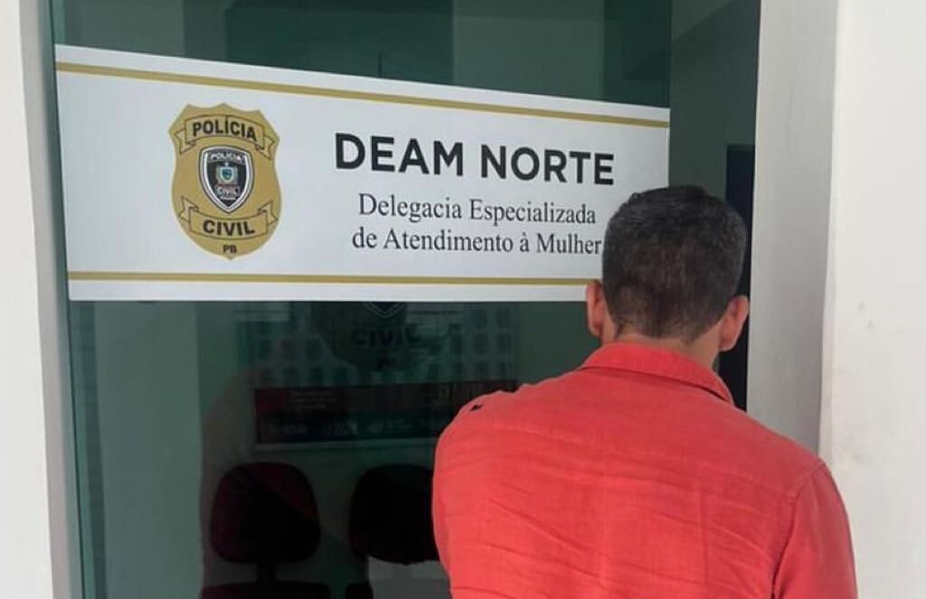 Médico acusado de agredir companheira se apresenta à polícia, fica em silêncio em depoimento e é liberado Médico acusado de agredir companheira se apresenta à polícia, fica em silêncio em depoimento e é liberado