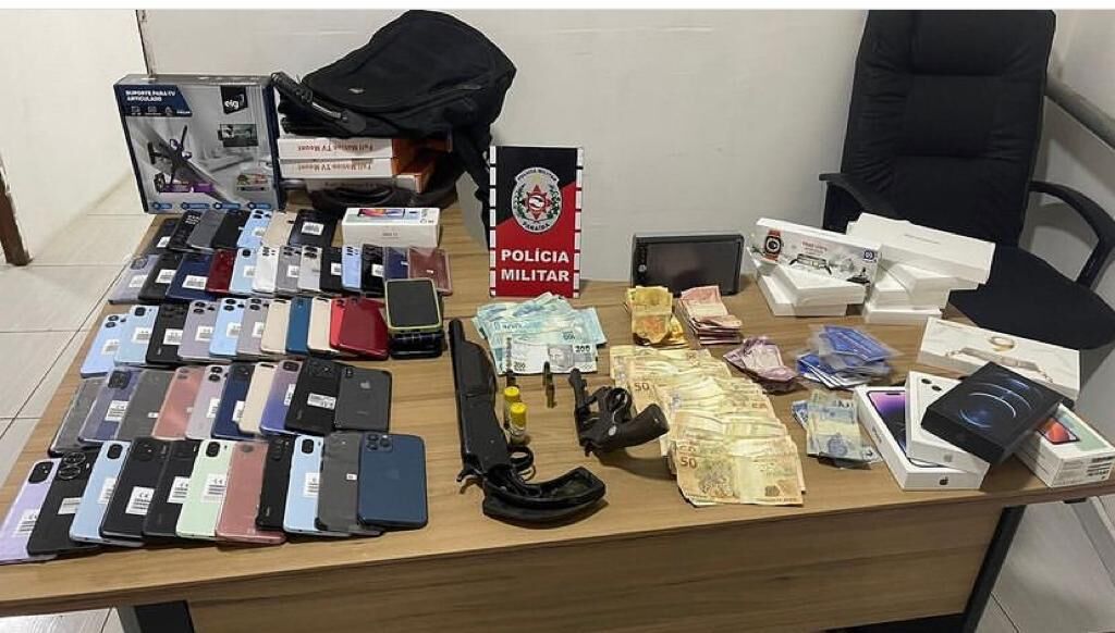 Duas pessoas são presas com armas, 57 celulares e mais de R$ 11 mil roubados na zona rural de Tavares Duas pessoas são presas com armas, 57 celulares e mais de R$ 11 mil roubados na zona rural de Tavares