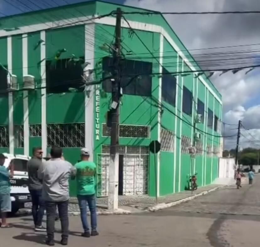 Operação cumpre mandados de busca e apreensão na Prefeitura de Mulungu investigada por desvios de recursos do Fundeb Operação cumpre mandados de busca e apreensão na Prefeitura de Mulungu investigada por desvios de recursos do Fundeb
