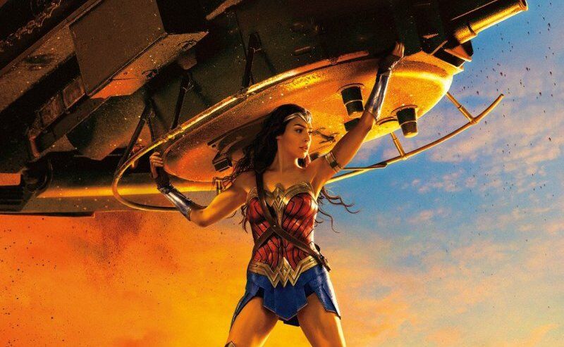 ​Mulher-Maravilha carrega tanque de guerra em novo cartaz