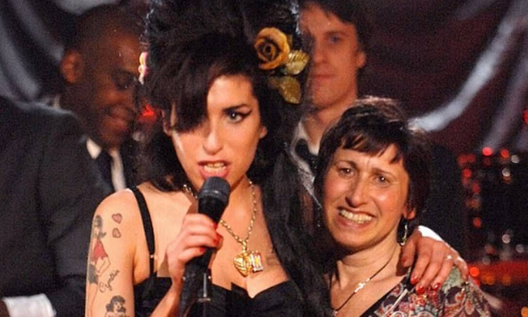 Mãe de Amy Winehouse publica homenagem ao aniversário de morte da cantora Mãe de Amy Winehouse publica homenagem ao aniversário de morte da cantora