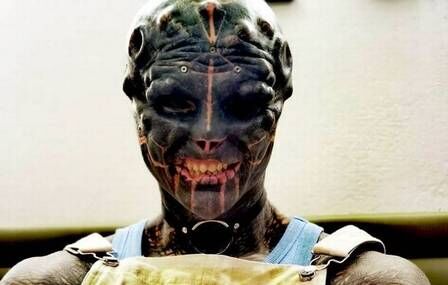 Homem com o corpo todo tatuado amputa dedos para ficar mais parecido com 'alien' Homem com o corpo todo tatuado amputa dedos para ficar mais parecido com 'alien'