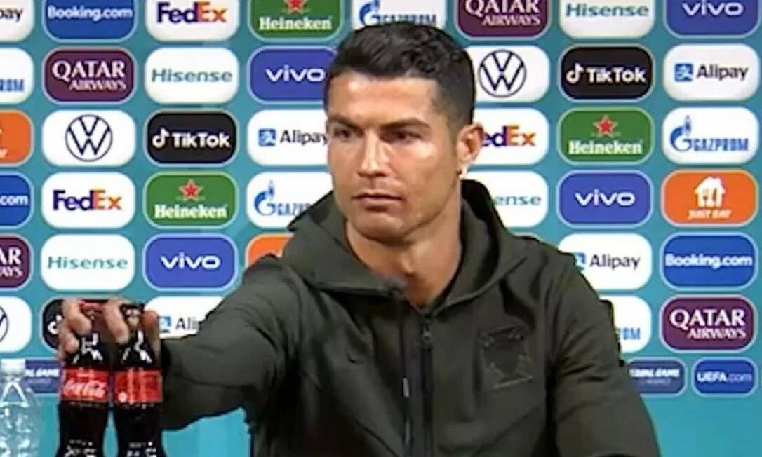 Cristiano Ronaldo troca Coca-Cola por água, e empresa perde US$ 4 bilhões na Bolsa Cristiano Ronaldo troca Coca-Cola por água, e empresa perde US$ 4 bilhões na Bolsa