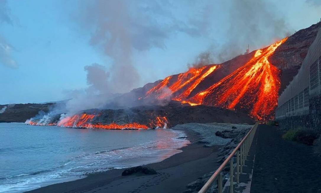 Vulcão espanhol tem novo fluxo de lava e preocupa especialistas Vulcão espanhol tem novo fluxo de lava e preocupa especialistas