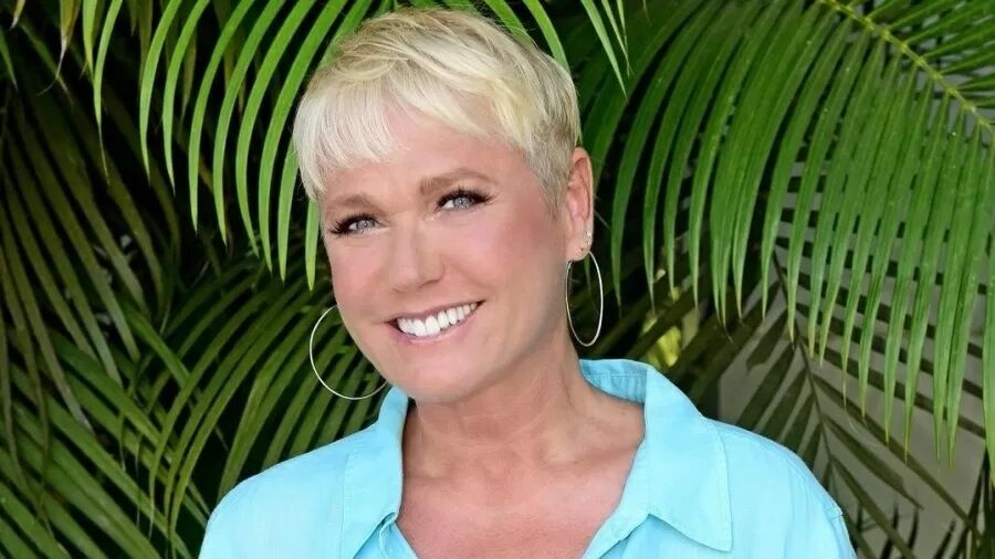 Xuxa cita dupla personalidade de Pelé e revela momento quente com Ayrton Senna: 'Você coloca o capacete?' Xuxa cita dupla personalidade de Pelé e revela momento quente com Ayrton Senna: 'Você coloca o capacete?'