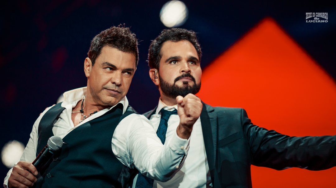 Zezé Di Camargo e Luciano comemoram 15 anos do filme '2 Filhos de Francisco' em show Zezé Di Camargo e Luciano comemoram 15 anos do filme '2 Filhos de Francisco' em show
