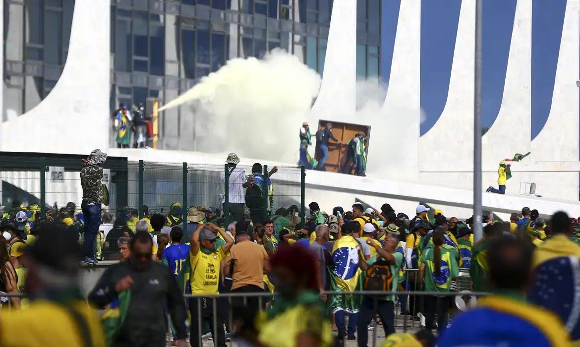 Maioria é contra Projeto de Lei para anistia dos envolvidos no 8 de janeiro, aponta consulta do Senado A defesa critica denúncia que chama de narrativa forçada