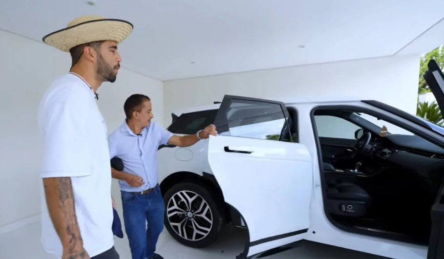 Autor do hit ‘Caneta azul’, Manoel Gomes exibe nova mansão em São Paulo e Range Rover na garagem