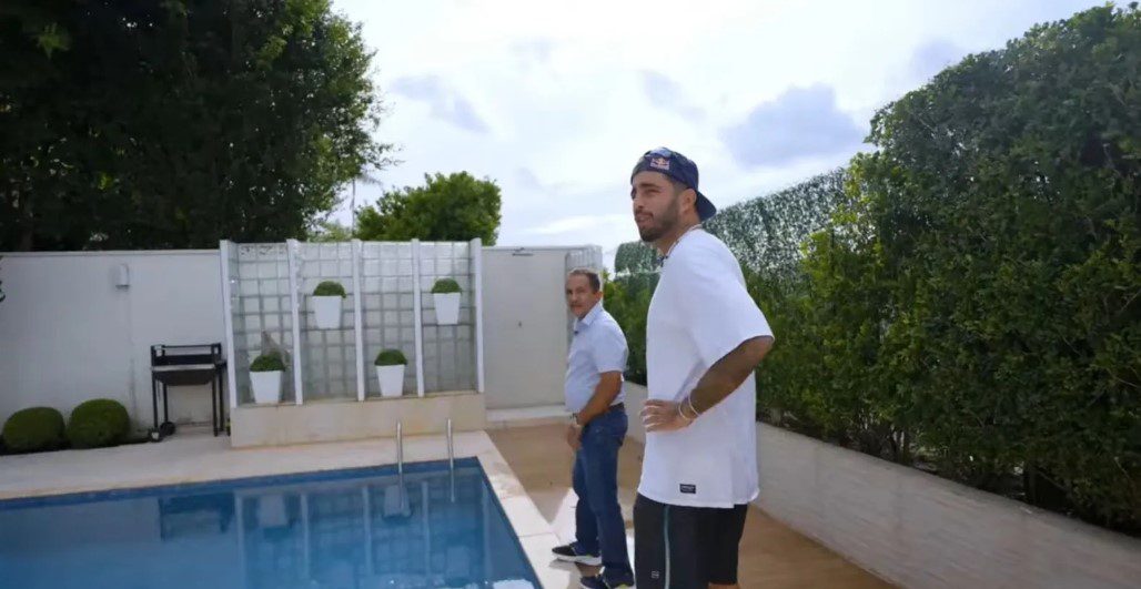 Autor do hit ‘Caneta azul’, Manoel Gomes exibe nova mansão em São Paulo e Range Rover na garagem