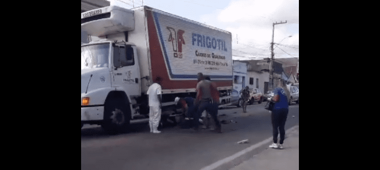 Moto bate na lateral de caminhão em Esperança e deixa condutor e passageiro feridos