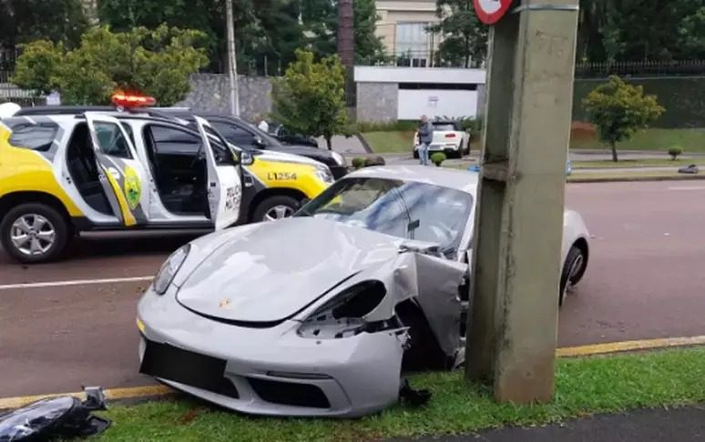 Motorista confunde pedal, acelera e destrói carro de luxo em acidente Motorista confunde pedal, acelera e destrói carro de luxo em acidente
