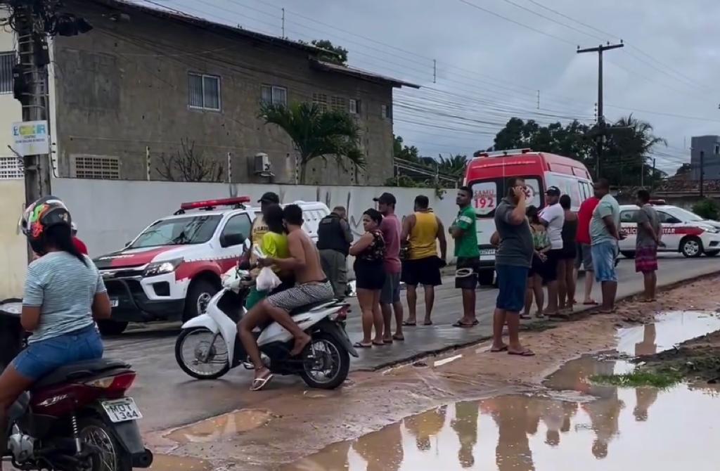 Homem é perseguido por dupla em moto e assassinado a tiros em Santa Rita Homem é perseguido por dupla em moto e assassinado a tiros em Santa Rita