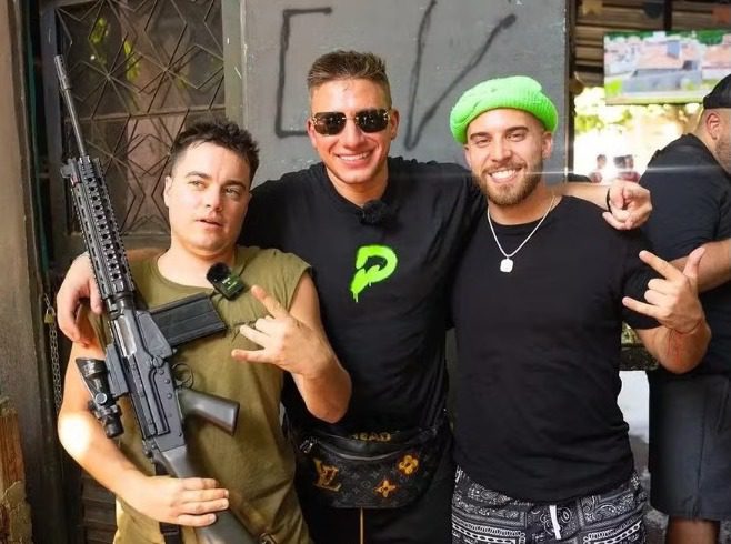 Rappers e youtubers estrangeiros viralizam nas redes ao posarem com drogas e armas em favelas do Rio