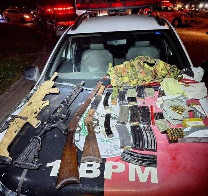 Polícia apreende fuzis e espingardas após perseguição e troca de tiros com criminosos no Acesso Oeste, em João Pessoa Polícia apreende fuzis e espingardas após perseguição e troca de tiros com criminosos no Acesso Oeste, em João Pessoa