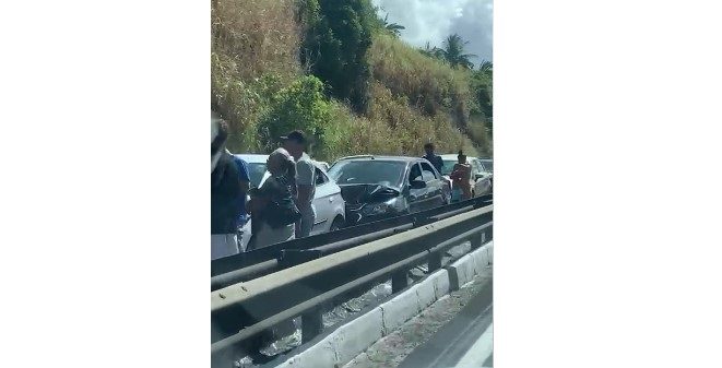 VÍDEO: engavetamento com cinco veículos causa congestionamento de 8 km na BR-230 em João Pessoa VÍDEO: engavetamento com cinco veículos causa congestionamento de 8 km na BR-230 em João Pessoa