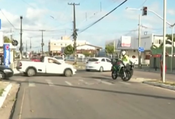 Colisão deixa trânsito lento na principal do Cristo Redentor, em João Pessoa Colisão deixa trânsito lento na principal do Cristo Redentor, em João Pessoa