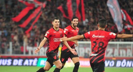 Santos perde para o Athletico-PR e permanência fica para a última rodada Santos perde para o Athletico-PR e permanência fica para a última rodada