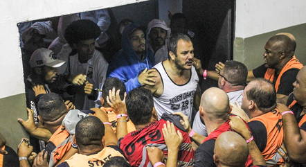 Torcedores organizados do Santos tentam invadir ginásio da Vila e eleição é interrompida
