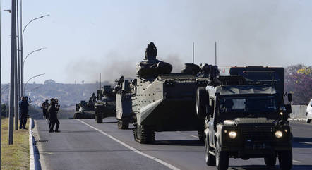Caminhão do Exército explode em rodovia na fronteira com a Guiana e deixa 2 militares feridos Caminhão do Exército explode em rodovia na fronteira com a Guiana e deixa 2 militares feridos