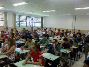Estudo mostra que percentual se divide entre 54% de brasileiros favoráveis à proibição total