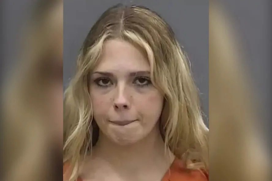 Mulher é presa após fingir ter 14 anos para fazer sexo com alunos do ensino médio Mulher é presa após fingir ter 14 anos para fazer sexo com alunos do ensino médio