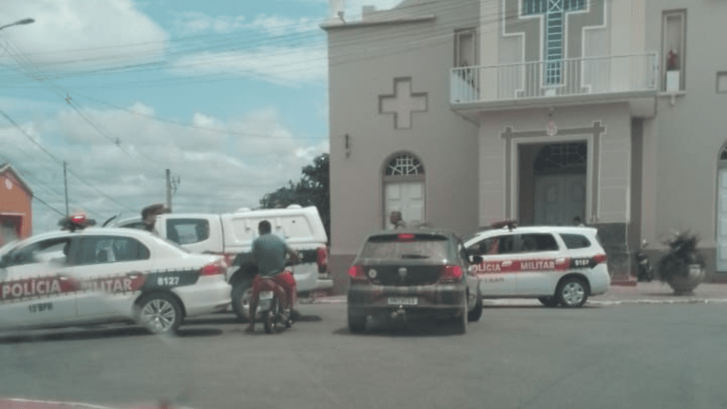 Criminoso armado invade agência bancária, faz clientes reféns e rouba cerca de R$ 80 mil em Alagoa Nova Criminoso armado invade agência bancária, faz clientes reféns e rouba cerca de R$ 80 mil em Alagoa Nova