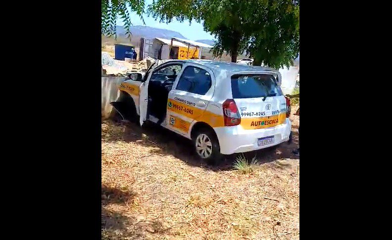 VÍDEO: aluna perde controle da direção, destrói carro e derruba muro durante prova para conseguir CNH na Paraíba VÍDEO: aluna perde controle da direção, destrói carro e derruba muro durante prova para conseguir CNH na Paraíba