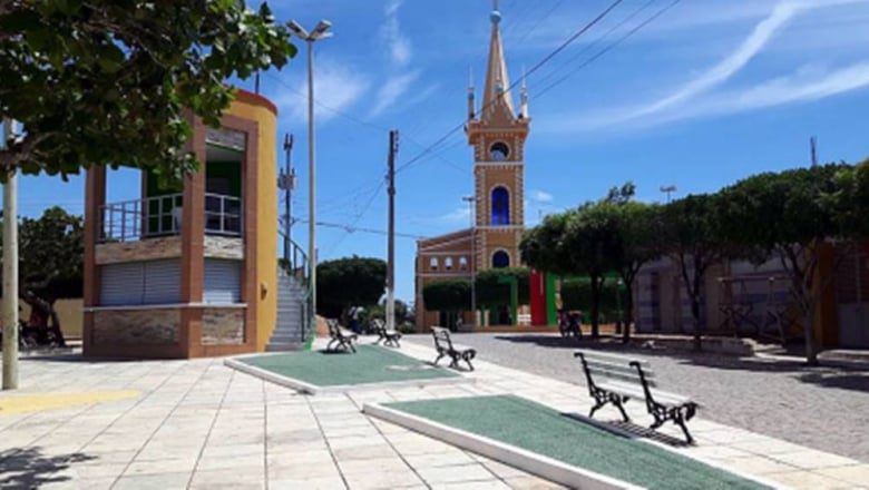 Prefeitura de Bernardino Batista vai gastar mais de R$ 330 mil em equipamentos básicos de informática Sua população foi estimada pelo IBGE em 3.153 habitantes, distribuídos em 51 km² de área.