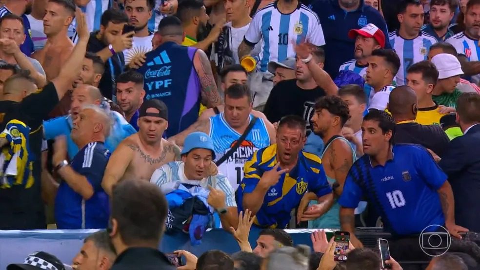 Torcedores de Brasil e Argentina brigam do Maracanã e atrasam jogo