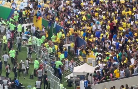 Fifa abre processo para investigar briga entre Argentinos e Brasileiros no Maracanã Fifa abre processo para investigar briga entre Argentinos e Brasileiros no Maracanã