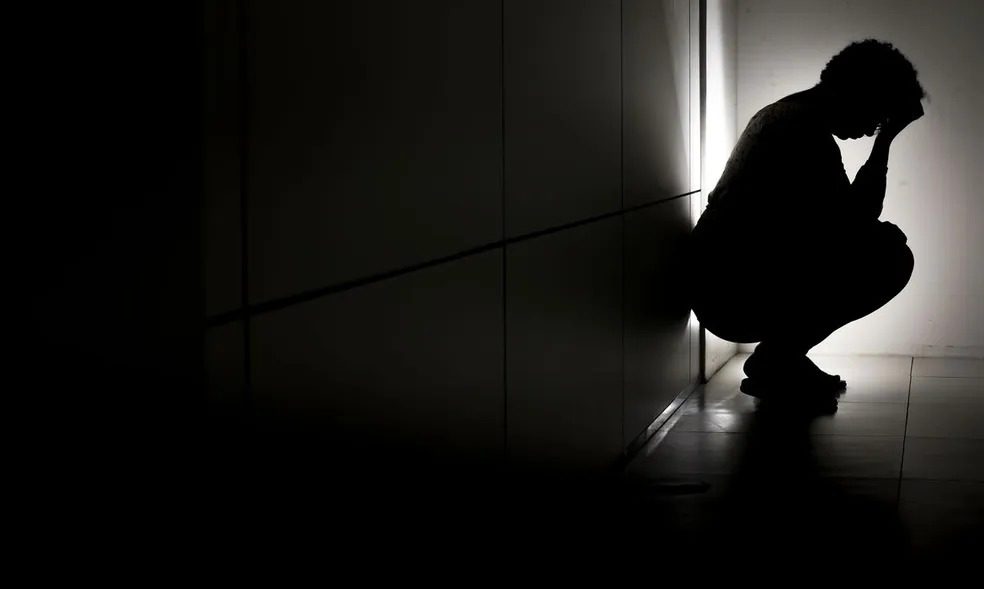 Burnout, abuso de drogas e tentativa de suicídio entram em lista de doenças relacionadas ao trabalho
