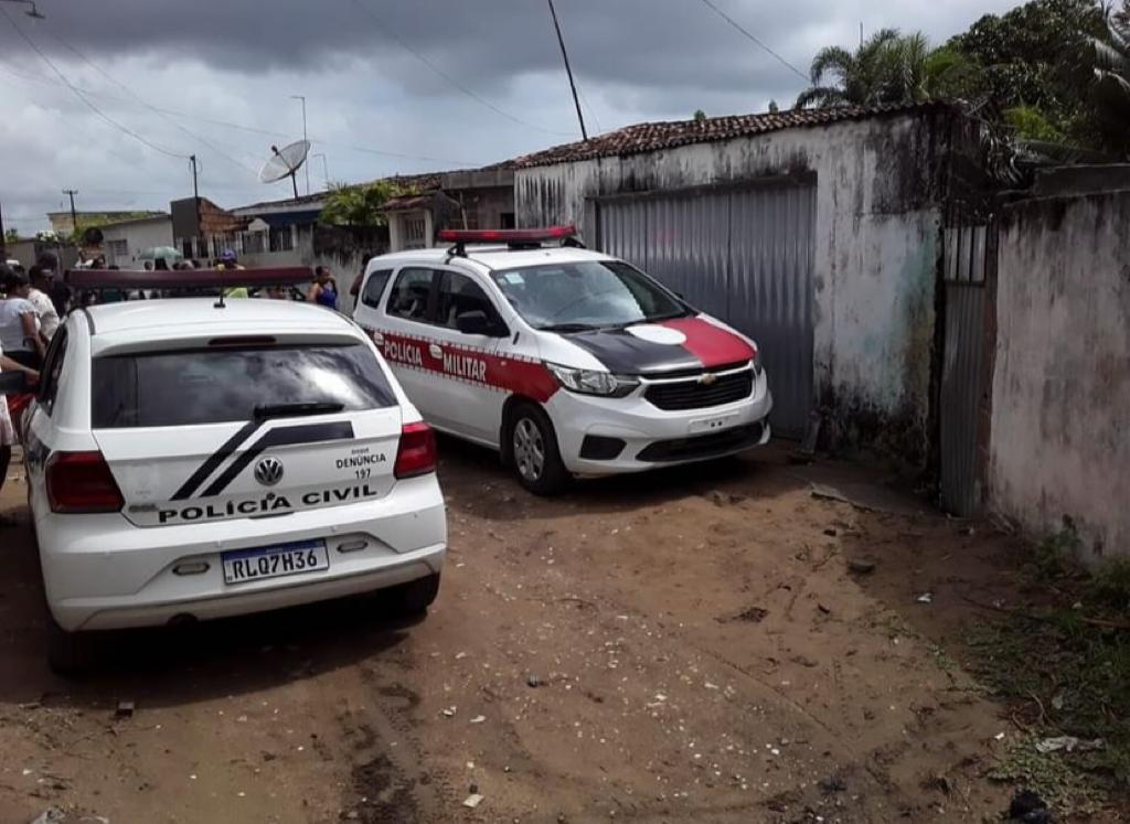 Homem mata mulher a golpes de faca e depois tira a própria vida, em Caaporã Homem mata mulher a golpes de faca e depois tira a própria vida, em Caaporã