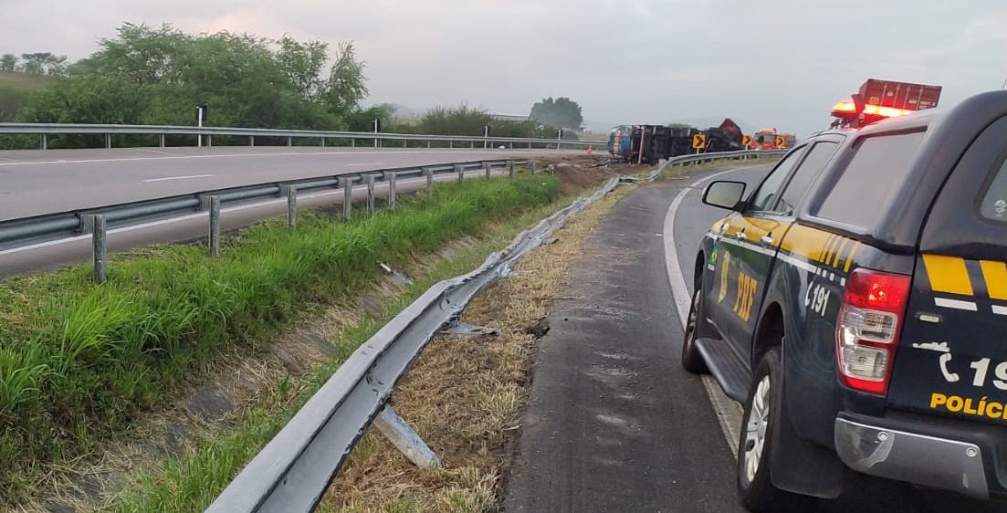 Caminhão com gasolina tomba na BR-230 e rodovia é interditada, em Ingá caminhão