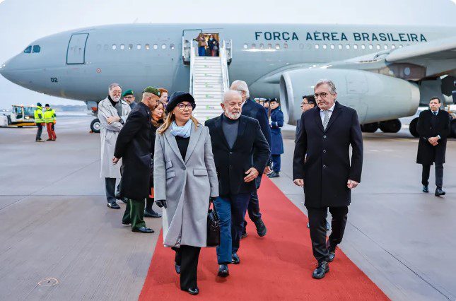 Lula chega a Berlim para 'reforçar parceria estratégica' entre Brasil e Alemanha Lula chega a Berlim para 'reforçar parceria estratégica' entre Brasil e Alemanha