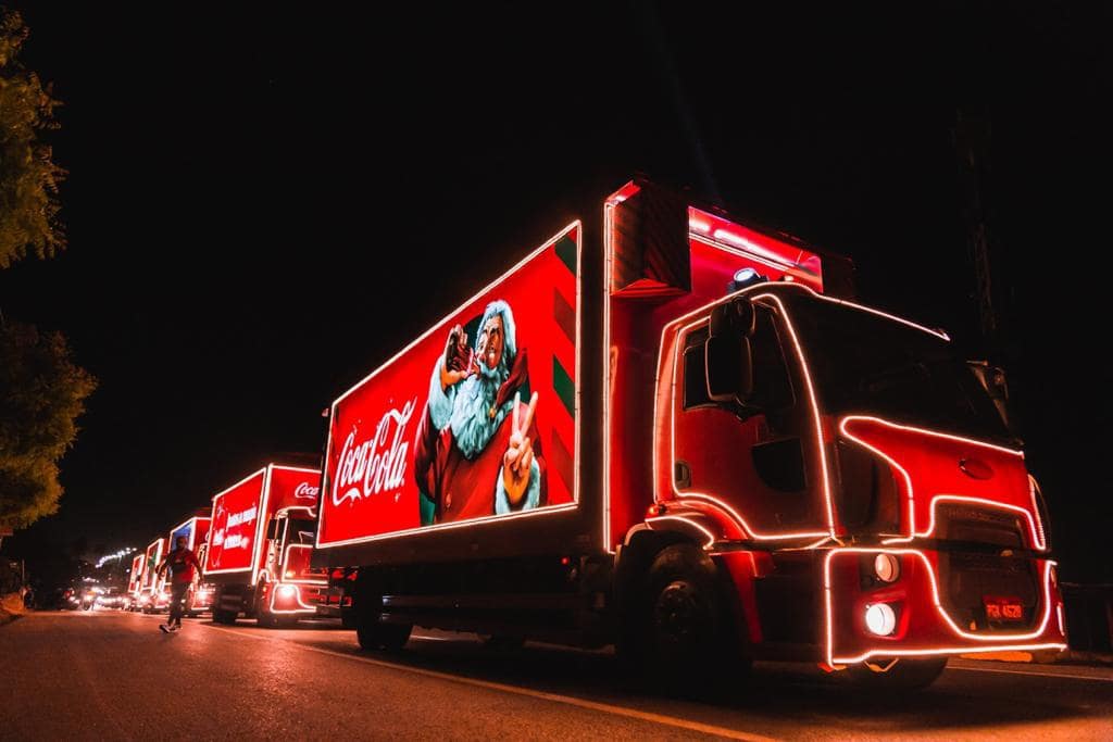 VÍDEO: desfile é interrompido após Papai Noel ser apedrejado em Caravana da Coca-Cola desfile, papai noel, apedrejado