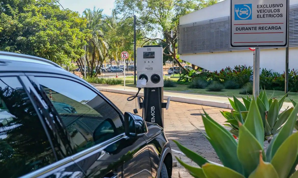 Imposto de Importação para carros elétricos será retomado em 2024 Eletropostos, Carro elétrico,
