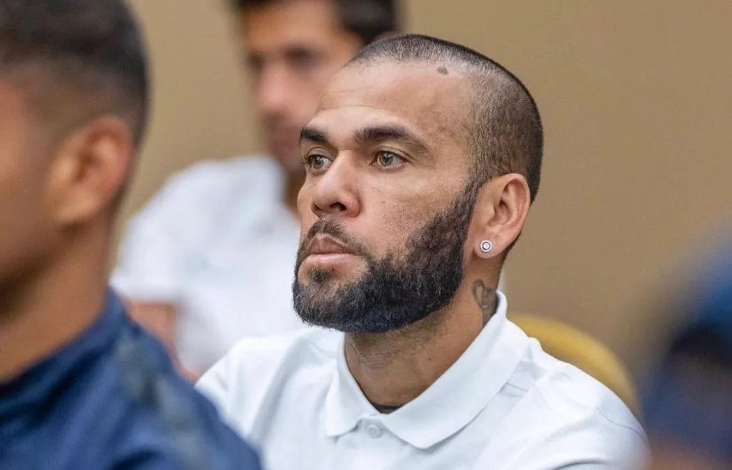 Daniel Alves deixa prisão após pagar fiança de R$ 5,4 milhões, na Espanha Daniel Alves, liberdade, fiança, condenado, estupro, Espanha